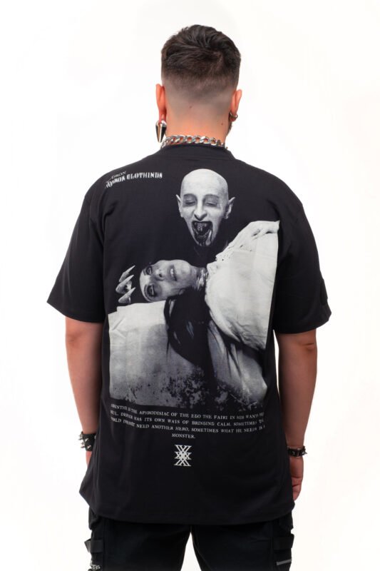 Modelo masculino de costas com a camiseta Tegron Nosferatu e a estampa em corrosão branca