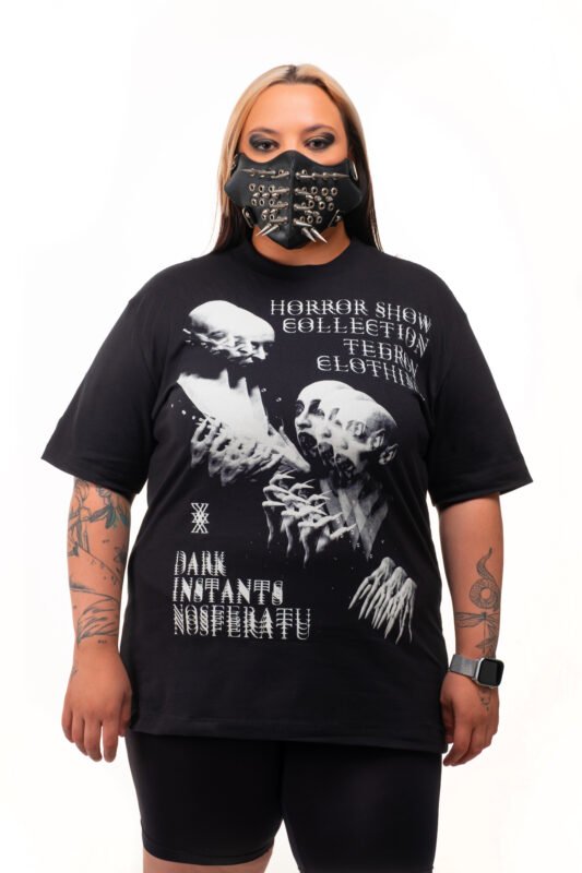 Modelo feminina vestindo a camiseta Tegron Nosferatu, vista de frente