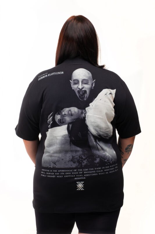 Modelo feminina de costas com a camiseta Tegron Nosferatu