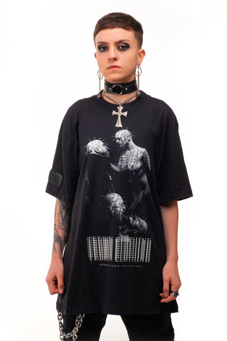 Modelo de frente com a camiseta preta Tegron Hellraiser