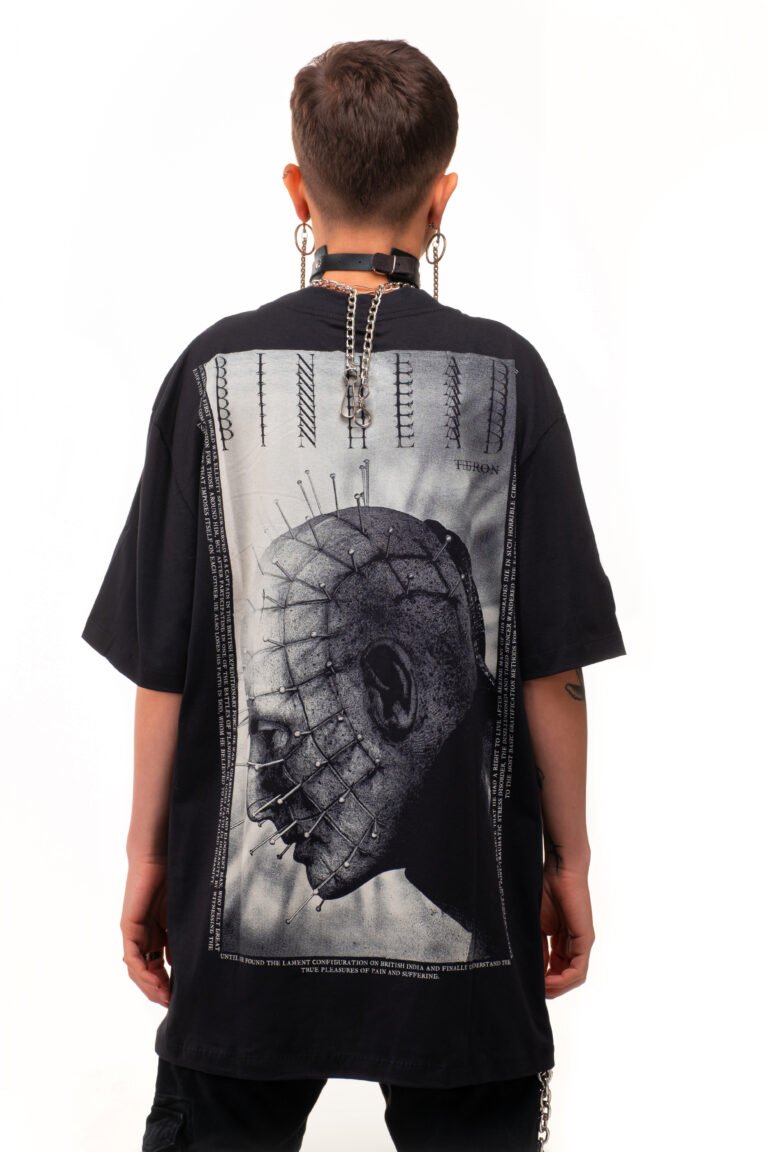 Modelo de costas com a estampa Hellraiser