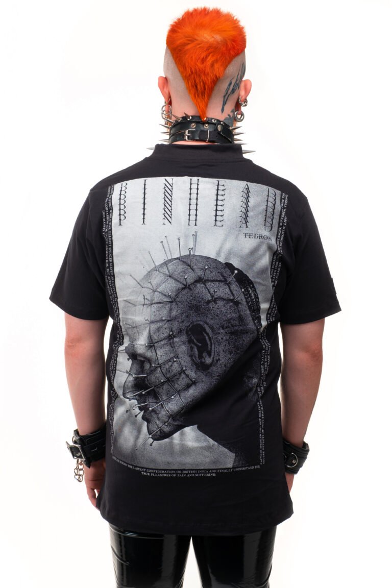 Modelo masculino de costas com a estampa do Pinhead