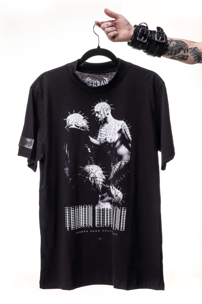 Camiseta Tegron Hellraiser no cabide, frente com estampa dos Cenobitas