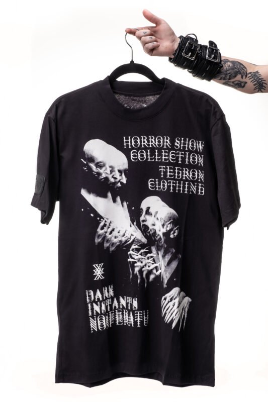 Camiseta Tegron Nosferatu no cabide, lado com a estampa Horror Show Collection